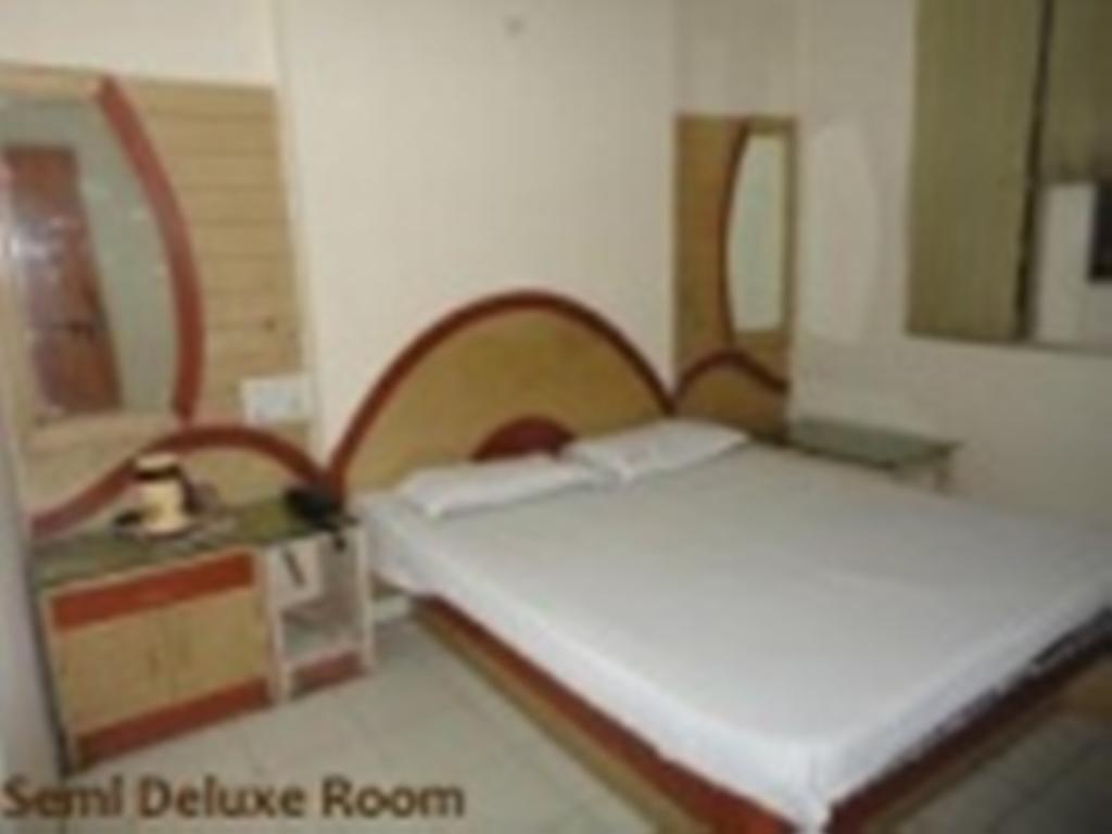 Hotel Hans International New Delhi Room photo