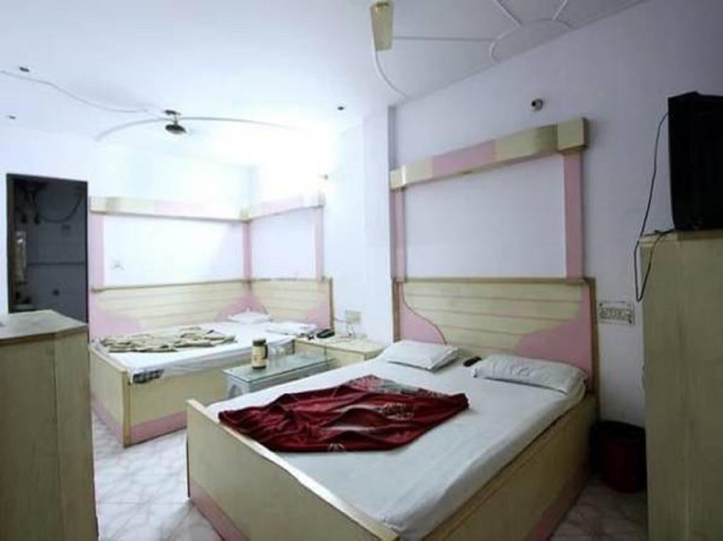 Hotel Hans International New Delhi Room photo